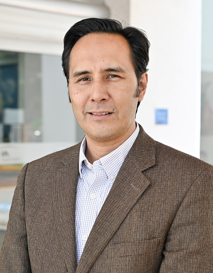 Dr. César Raúl Ramírez Ley (Ginecológo)